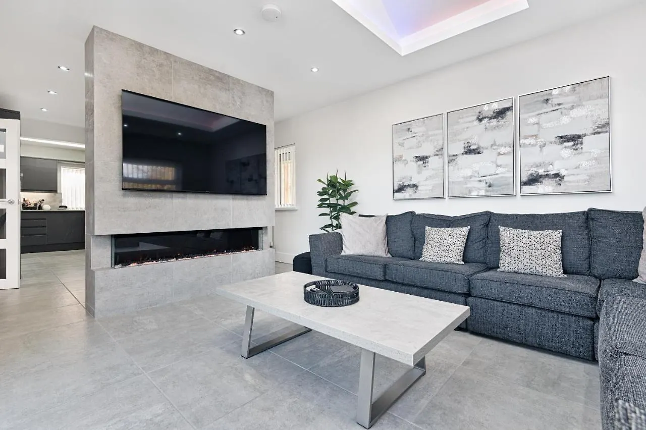 Luxury Property With Hot Tub And Sea Views Oystermouth Holiday home
